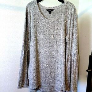 Simply Vera Wang Blouse with pearls and wide sleeves Size Medium.